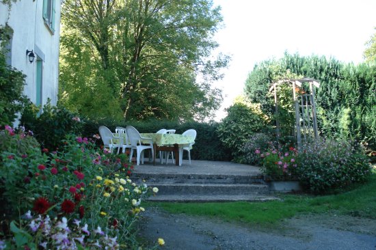 Espace jeux avec quelques am&eacute;nagements : salon de jardin, parasol, barbecue, balan&ccedil;oires, terrain clos, pelouse non close, table ping-pong, espace jeux commun aux 2 g&icirc;tes